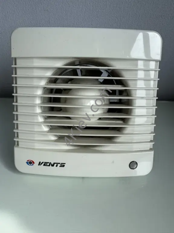 Вентилятор Vents 100 бу працює