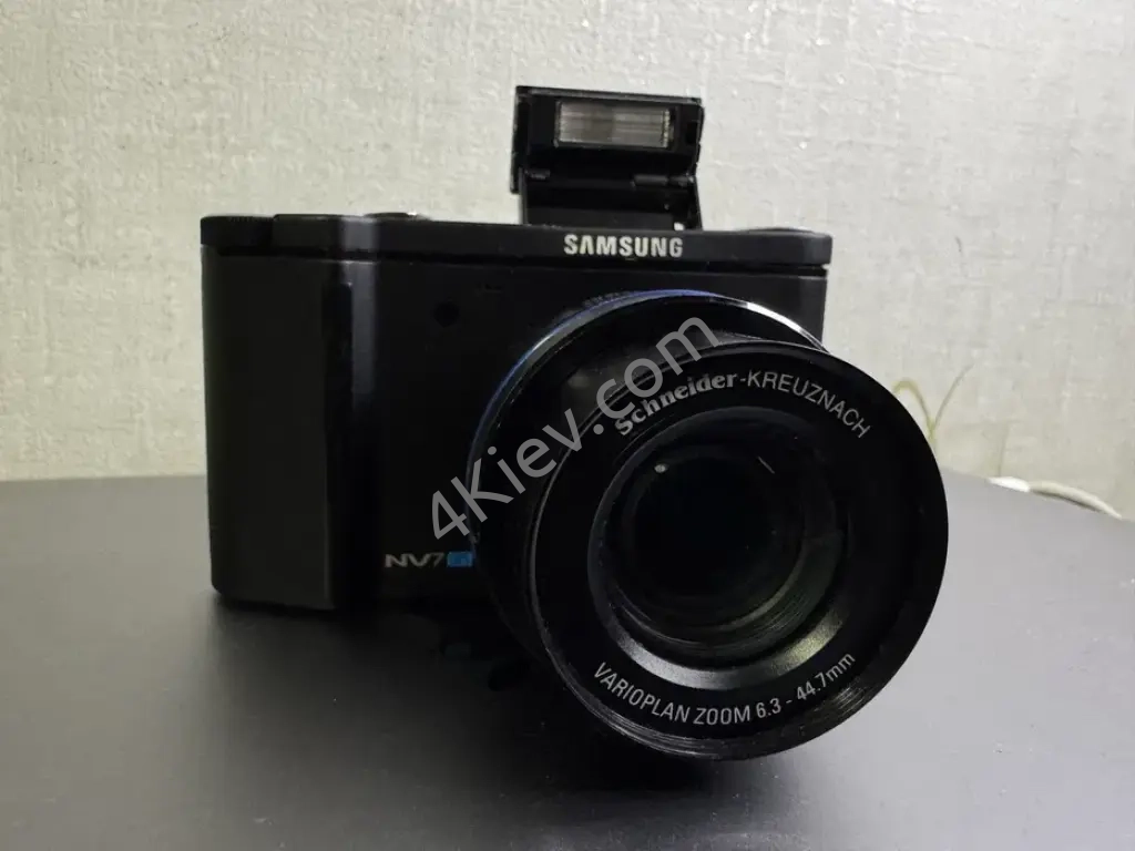 Цифровий фотоапарат Samsung NV7 OPS