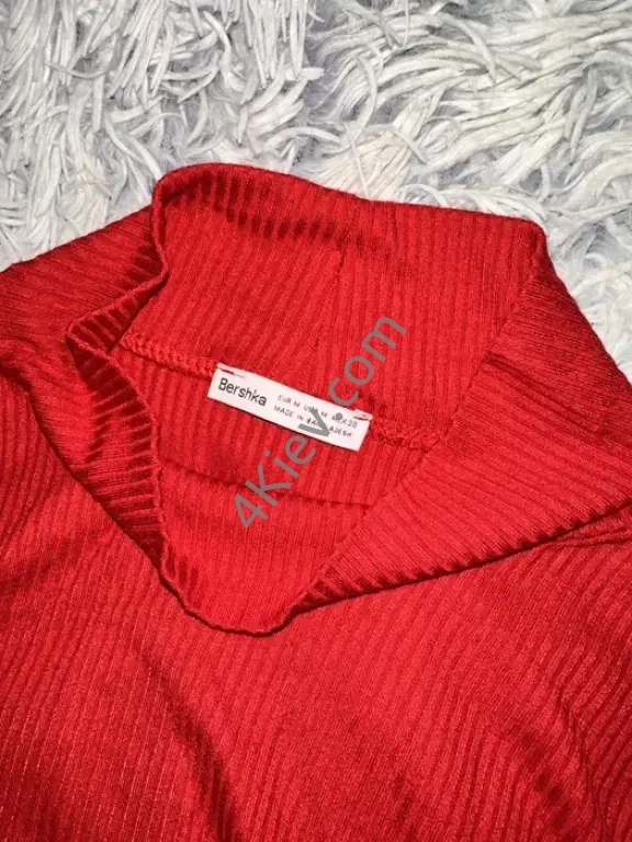 Червоне плаття з розрізом