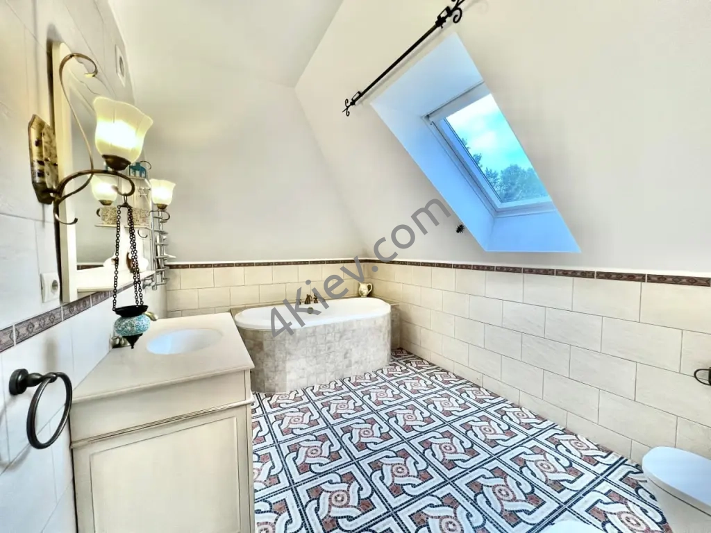 Затишний будинок з ремонтом у Гостомелі