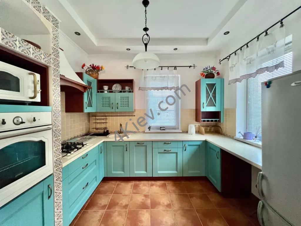 Затишний будинок з ремонтом у Гостомелі