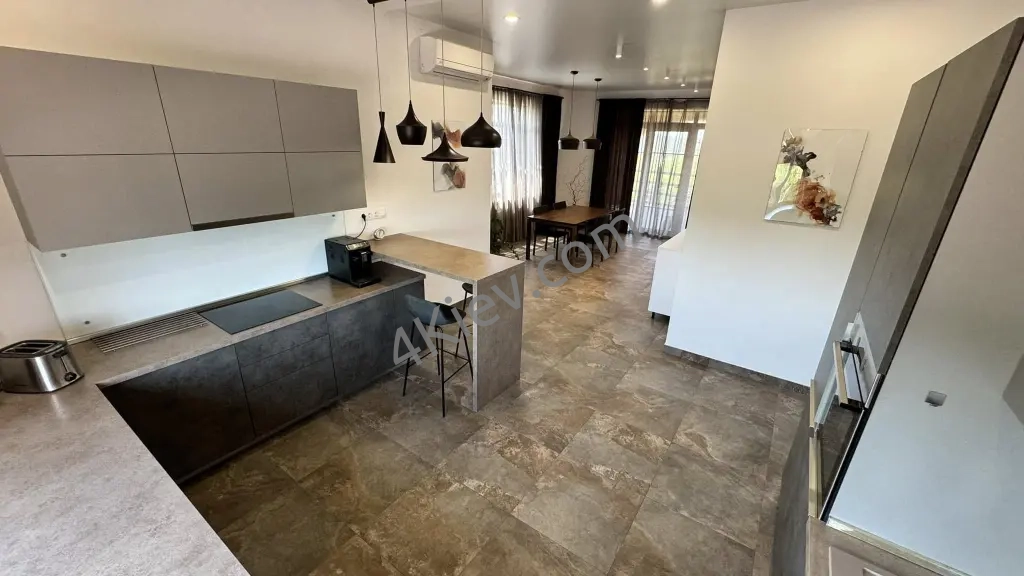 Стильний двоповерховий будинок. Музичі.