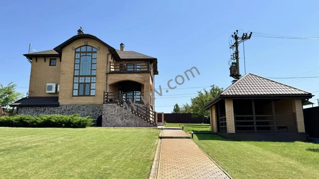 Стильний двоповерховий будинок. Музичі.