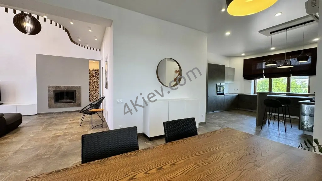 Стильний двоповерховий будинок. Музичі.