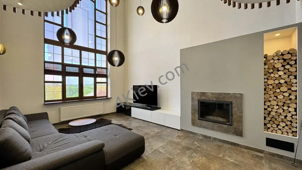 Стильний двоповерховий будинок. Музичі.