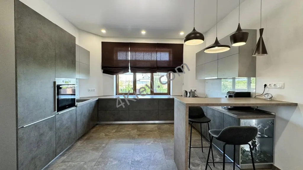 Стильний двоповерховий будинок. Музичі.