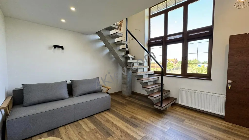 Стильний двоповерховий будинок. Музичі.