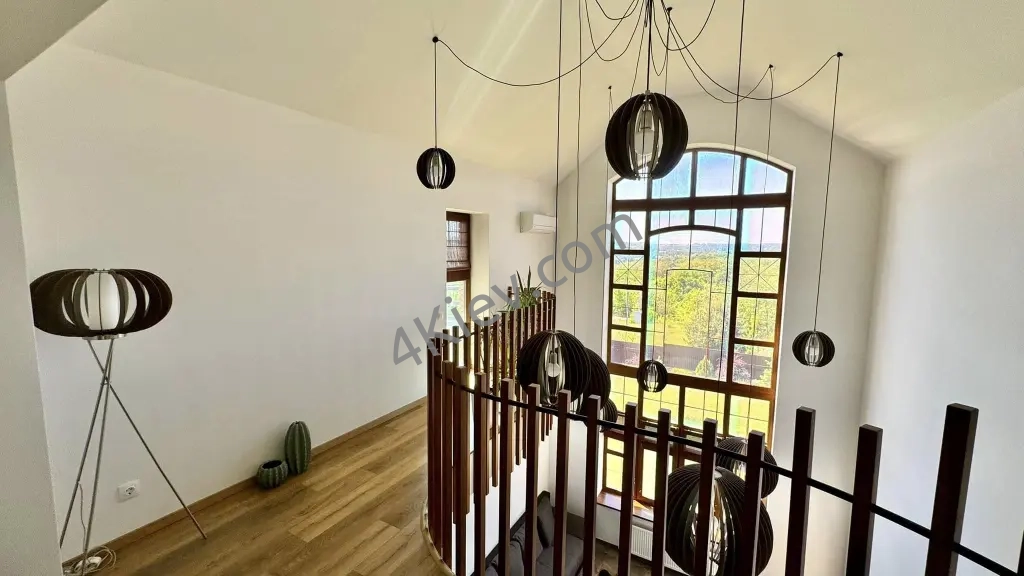 Стильний двоповерховий будинок. Музичі.