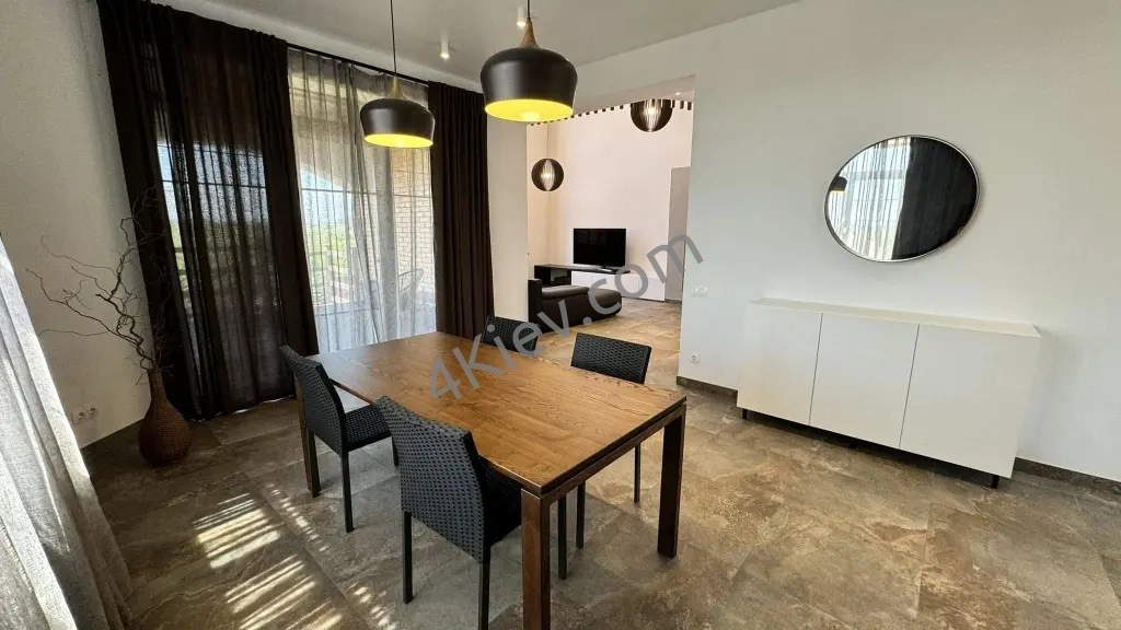 Стильний двоповерховий будинок. Музичі.