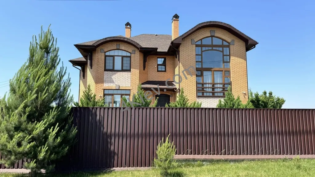 Стильний двоповерховий будинок. Музичі.