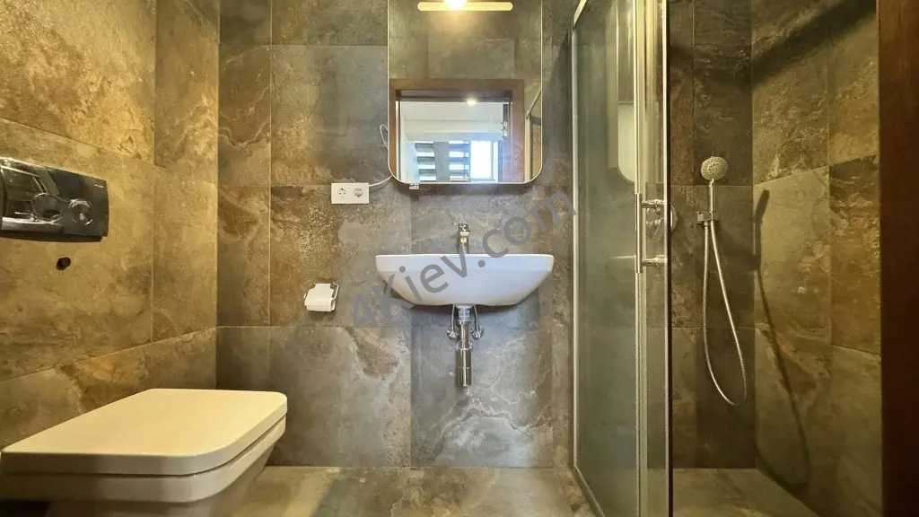 Стильний двоповерховий будинок. Музичі.