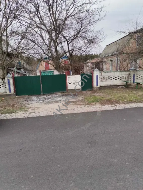 Житловий будинок біля лісу