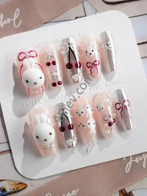 Накладні нігті з кроликом