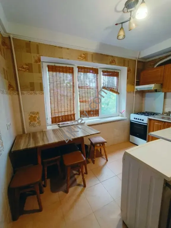 Оренда великої 3-к квартири біля метро Чернігівська