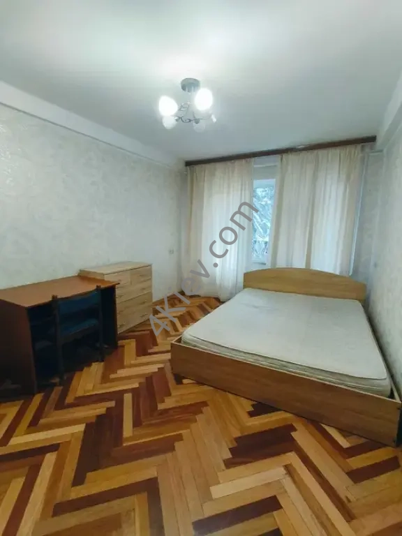 Оренда великої 3-к квартири біля метро Чернігівська