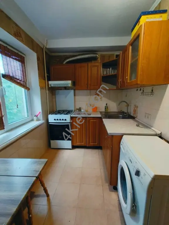 Оренда великої 3-к квартири біля метро Чернігівська