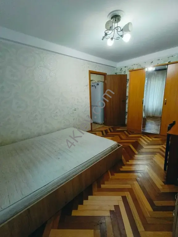 Оренда великої 3-к квартири біля метро Чернігівська