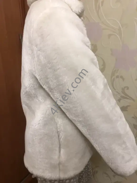 Полушубок білого кольору