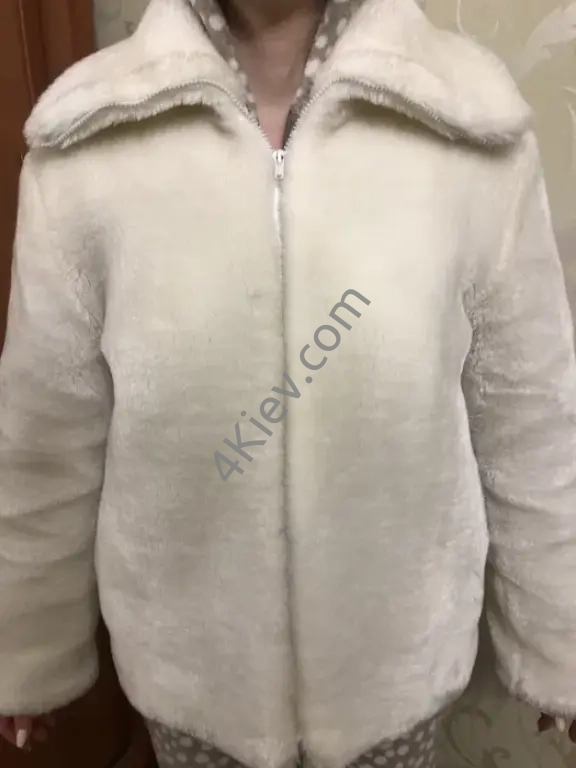Полушубок білого кольору