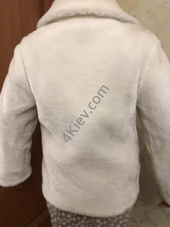 Полушубок білого кольору