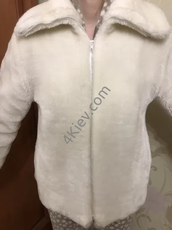 Полушубок білого кольору