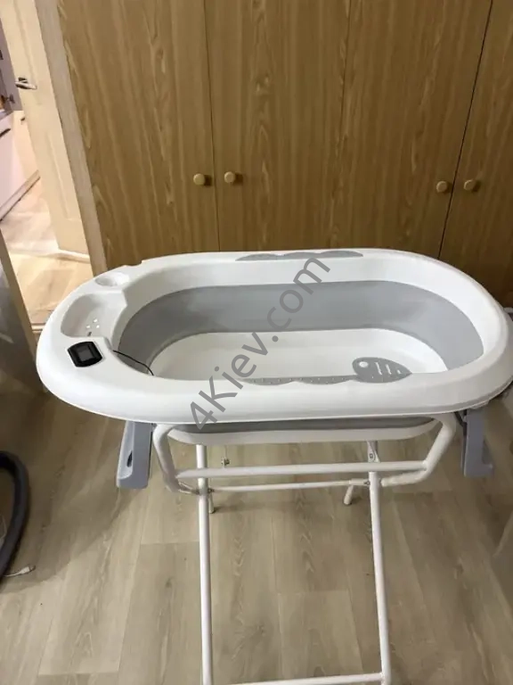 продам ванночку с подставкой детскую